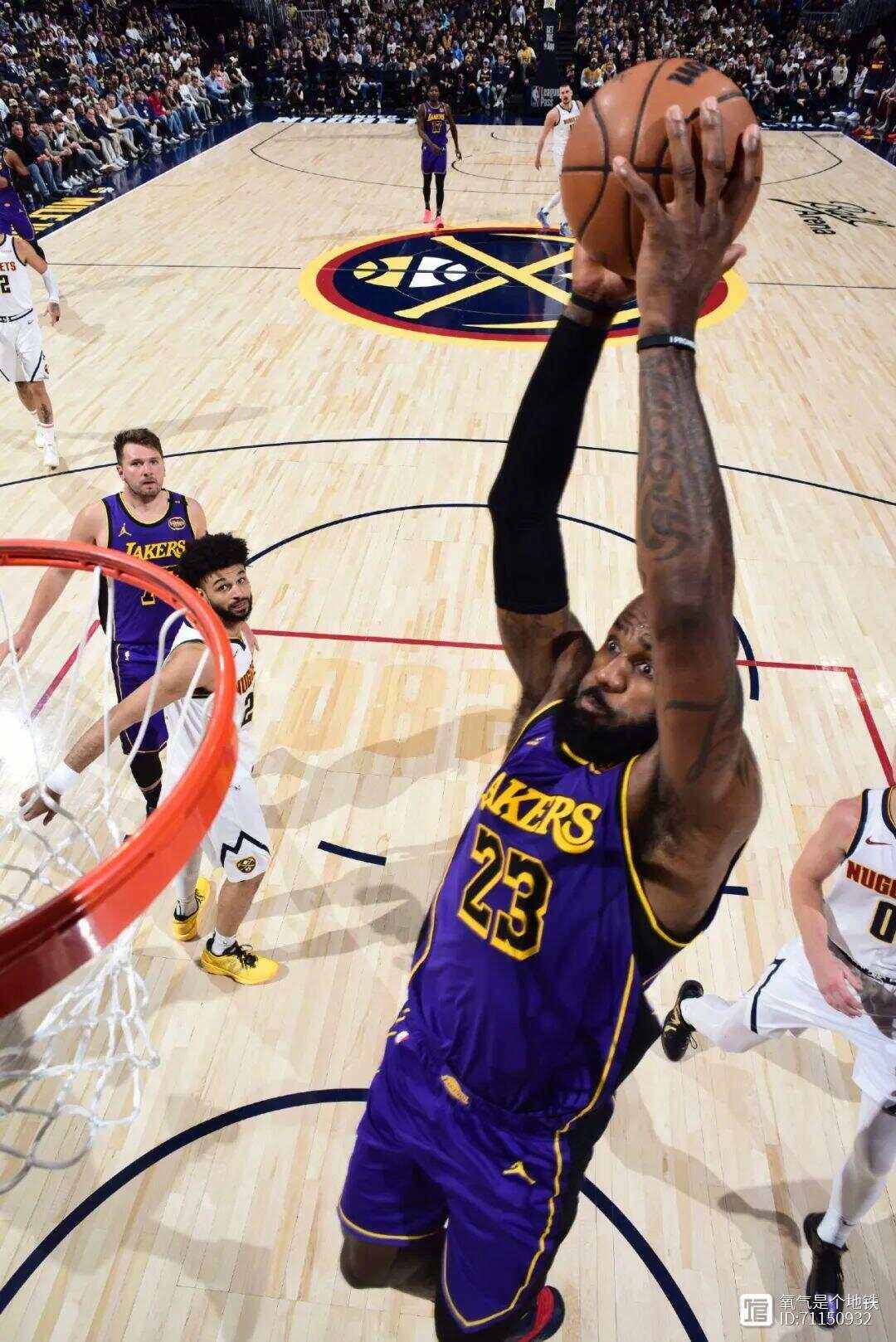 詹姆斯在德国队比赛中逆转,出色防守引发热议! 詹姆斯在德国队比赛中逆转,出色防守引发热议!